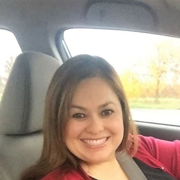 Profile Picture of Michelle Westergaard (@buenox5) on Poshmark