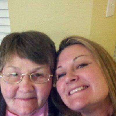 Profile Picture of Lisa Decarlo (@lisadeca) on Twitter