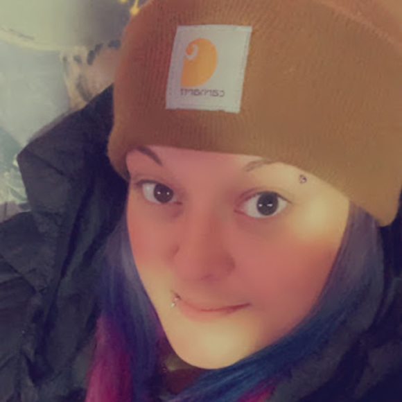 Profile Picture of Amanda Schuk (@amandaschuk) on Poshmark