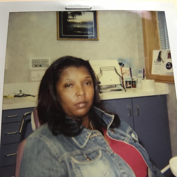 Profile Picture of Vivian Palmer andrews (@vpalmerr) on Poshmark