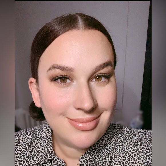 Profile Picture of Felicia Bortters (@ferenae) on Poshmark