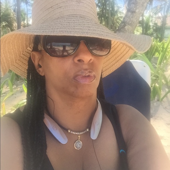 Profile Picture of Sharon Broadnax (@elvioj) on Poshmark