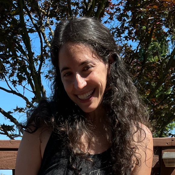 Profile Picture of Ellen Hoffman (@ellenhoffman220) on Poshmark