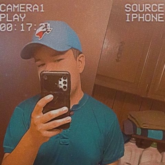 Profile Picture of Alex Au (@alexau206) on Poshmark