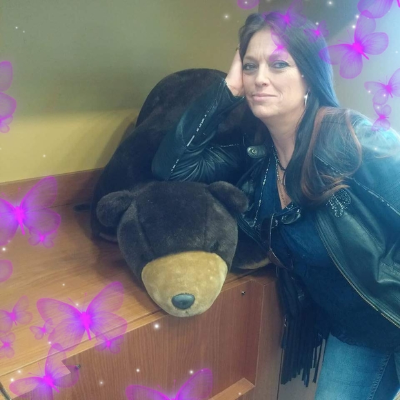 Profile Picture of Stefannie Bonicelli (@stefannieb) on Poshmark