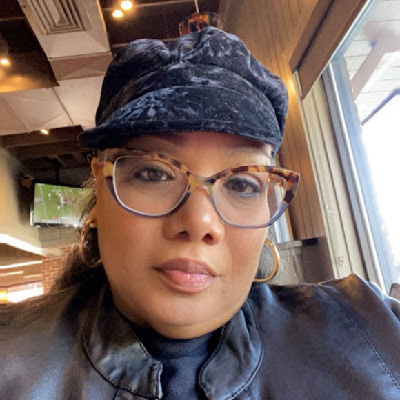 Profile Picture of Tina Holmes (@tinaholmes313) on Poshmark