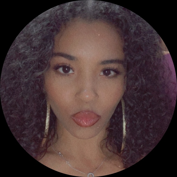 Profile Photo of Ashante Rouska (@ashantemp) on Poshmark