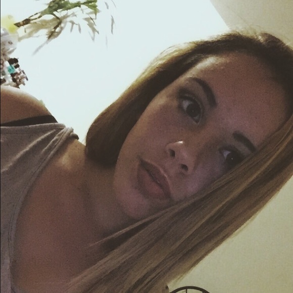 Profile Picture of Gabriella Connelly (@gabbynconnelly_) on Poshmark