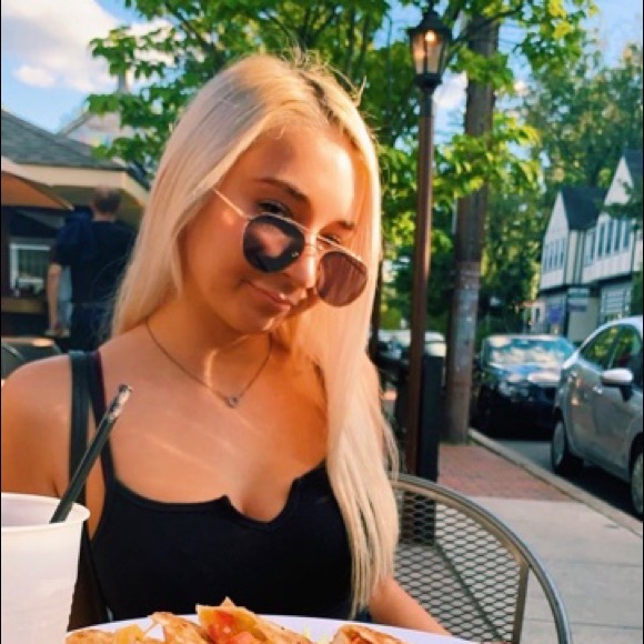 Profile Picture of Alexandra Folkner (@alexandra_annee) on Poshmark