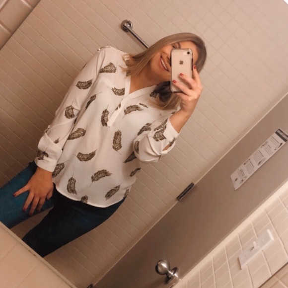 Profile Picture of Shania Johnson (@shaniaijohnson) on Poshmark