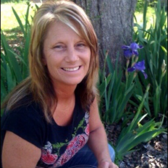 Profile Picture of Renea Stuart (@shallow40) on Poshmark