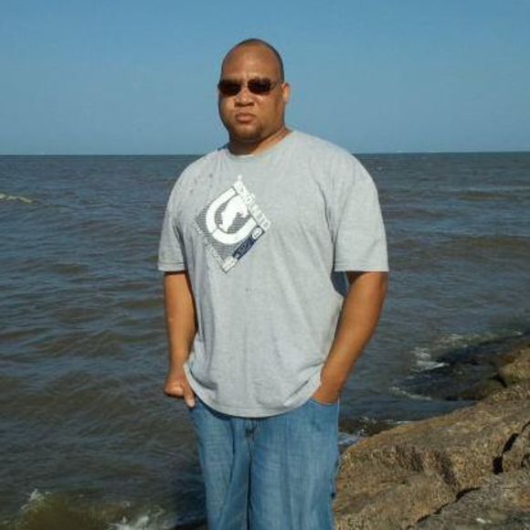 Profile Picture of Cedrick Holliday (@readyred71) on Poshmark