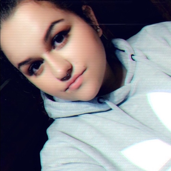 Profile Picture of Brooke Schiel (@brookeschiel) on Poshmark