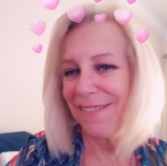 Profile Picture of Deidre Dobbyn (@deidredobbyn) on Poshmark