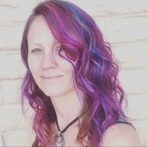 Profile Picture of Kristin Hoerger (@novashines) on Poshmark