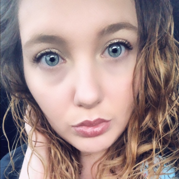 Profile Picture of Haylee Allen (@hypnotikafox) on Poshmark