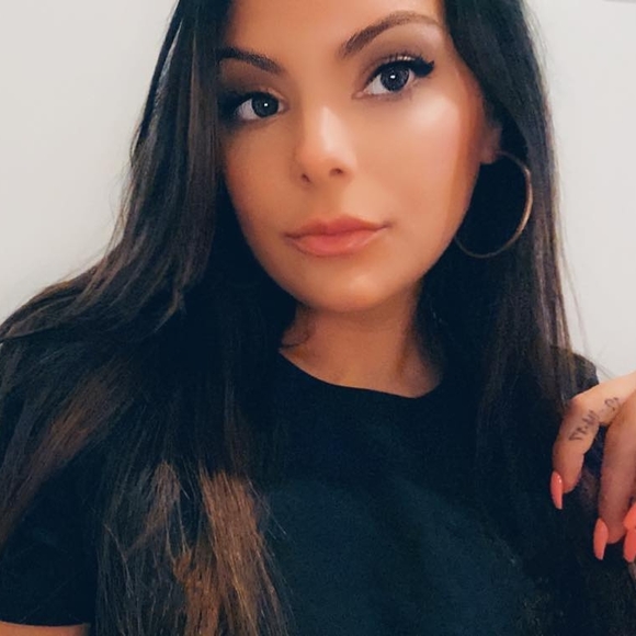 Profile Picture of Jordan Giannios (@jordangiannios) on Poshmark