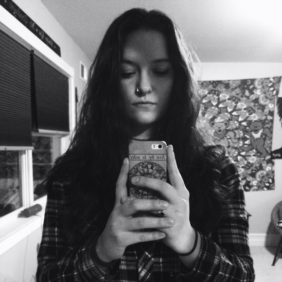 Profile Picture of Loren Chapman (@loreneileen96) on Poshmark