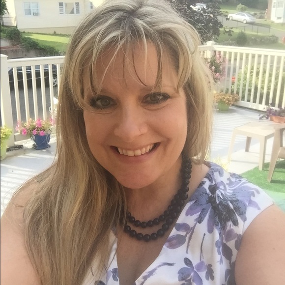 Profile Picture of Debbie Guidera (@springtimeny) on Poshmark