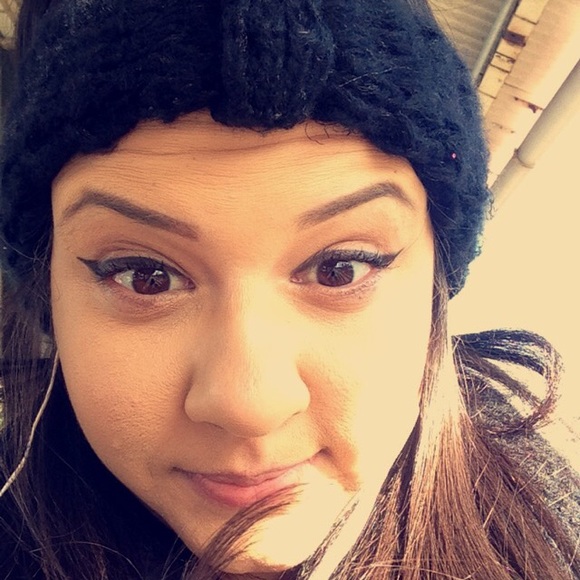 Profile Picture of Aline Silva (@alinesil24) on Poshmark
