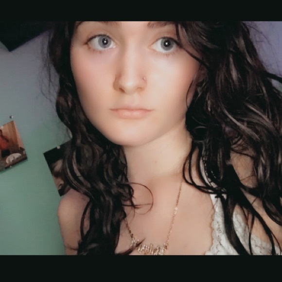 Profile Picture of Precious Webbb (@stuckuppre) on Poshmark