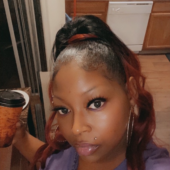 Profile Picture of Andrea Wesley (@andreawesley274) on Poshmark