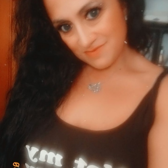 Profile Picture of Shellina Thomas (@shellzz1357) on Poshmark
