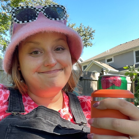 Profile Picture of Amy Hansen (@amyhazel95) on Poshmark