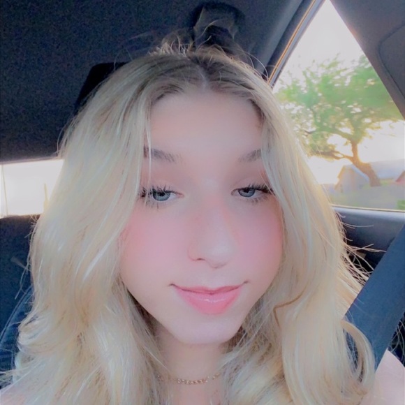 Profile Picture of Ava Bellowe (@avabellowe) on Poshmark