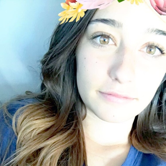 Profile Picture of Olivia Huffines (@olivia_huffines) on Poshmark