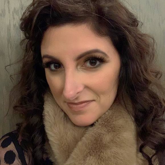 Profile Picture of Jenna Sices (@jennagoesplaces) on Poshmark