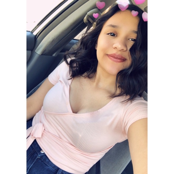 Profile Picture of Bianca Salinas (@bianca103095) on Poshmark