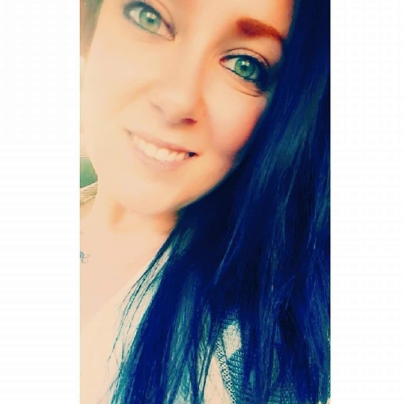 Profile Picture of Sallye Hall (@sallyeahyeah) on Poshmark