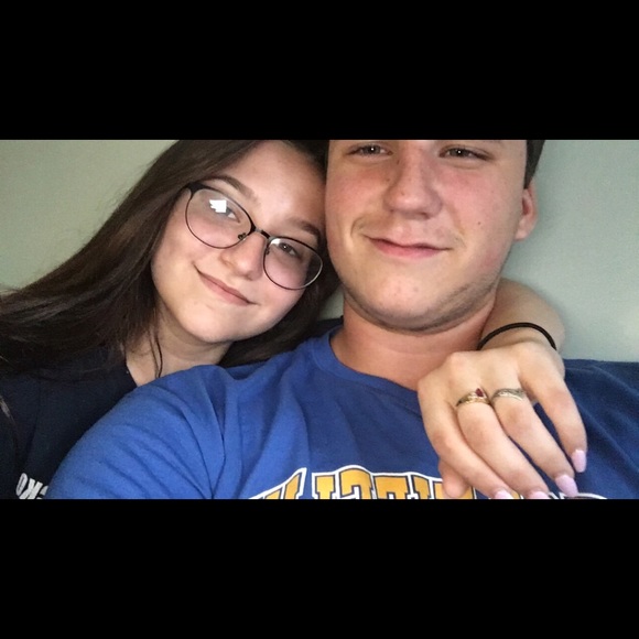 Profile Picture of Angel Feschuk (@angelinez) on Poshmark