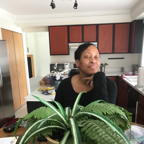 Profile Picture of Deborah Sinclair (@dbsinclair) on Poshmark