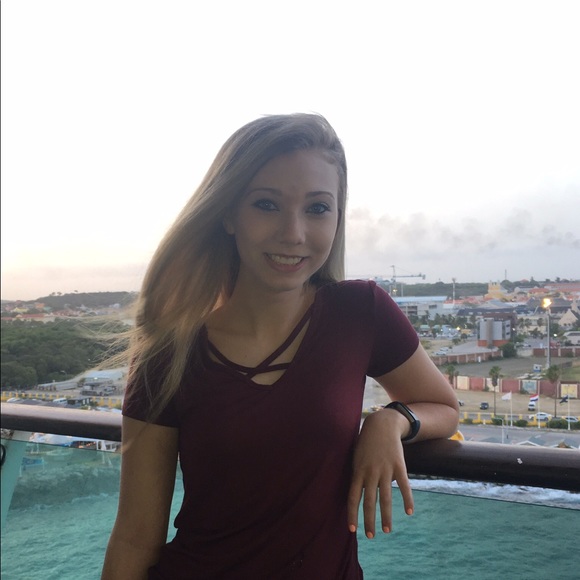 Profile Picture of Jenna Swiney (@jennaswiney) on Poshmark