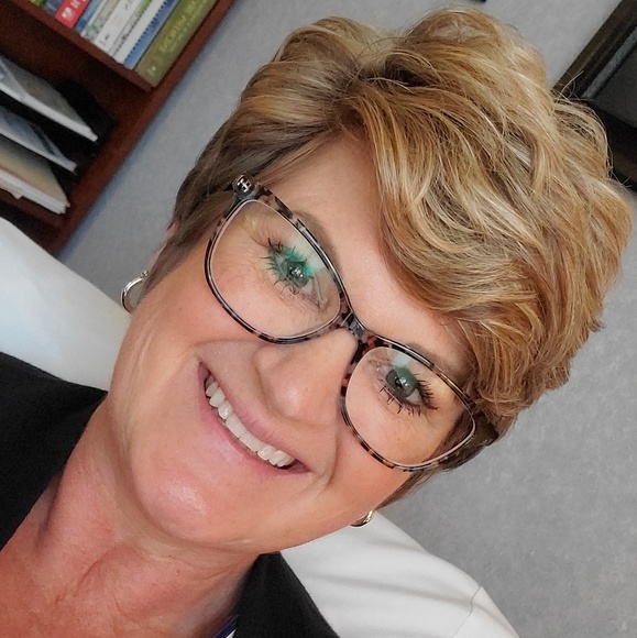 Profile Picture of Shawnacee Coomer (@shawnaceecoomer) on Poshmark