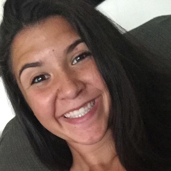 Profile Picture of Kelli Tyler (@kellitylerr) on Poshmark