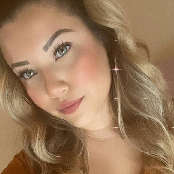 Profile Picture of Daniela Sankey (@danielashakes) on Poshmark