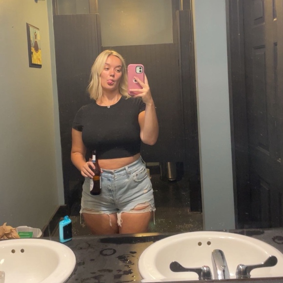 Profile Picture of Jasmine Mcclintock (@jasminemcc097) on Poshmark