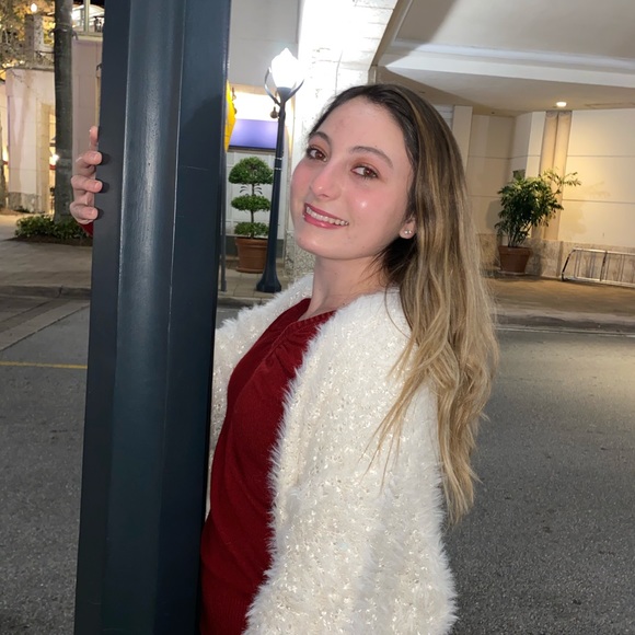 Profile Picture of Sophia Bonwit (@sophiajuliet_) on Poshmark