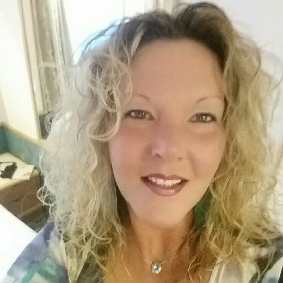 Profile Picture of Joy Greer (@joyrgreer) on Poshmark