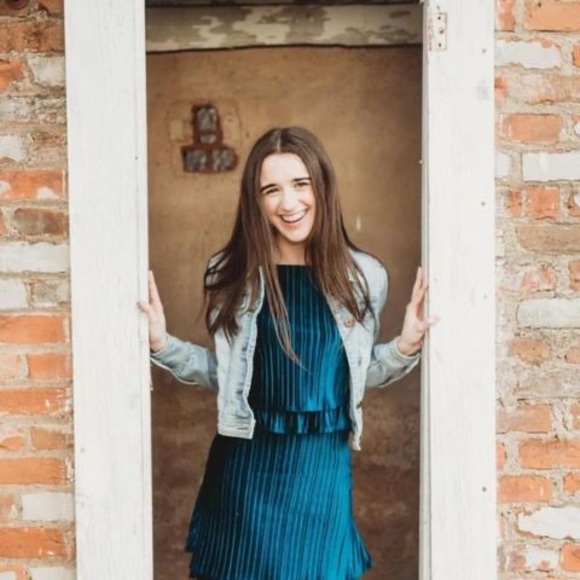Profile Picture of Alice Atkins (@alice_atkins) on Poshmark