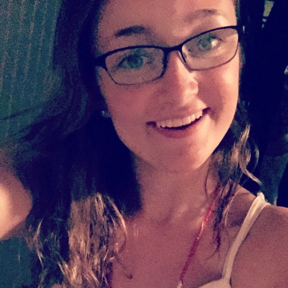 Profile Picture of Heidi Schneider (@hschneider16) on Poshmark