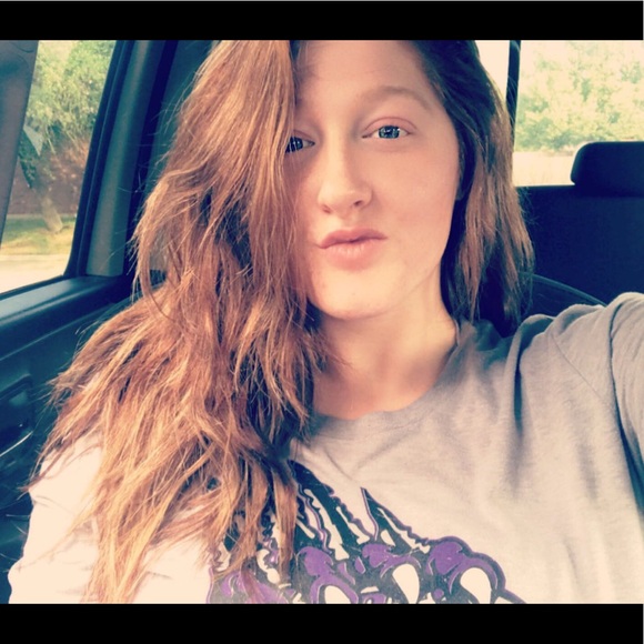 Alyssa Uhlig - Poshmark Profile Picture of Alyssa Uhlig (@auhlig) on Poshmark