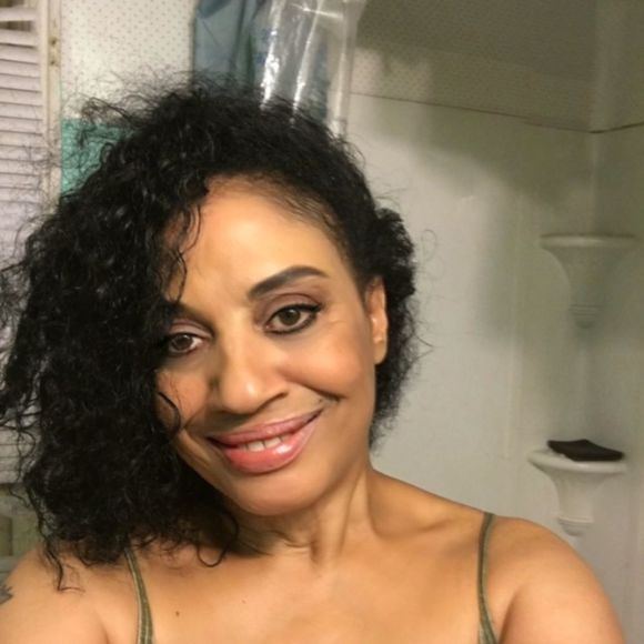 Profile Picture of Linda Hoxter (@hoxeyl) on Poshmark