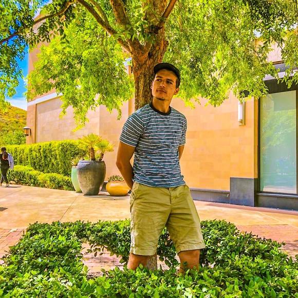 Profile Picture of Alex Braksator (@alexbraksator) on Poshmark