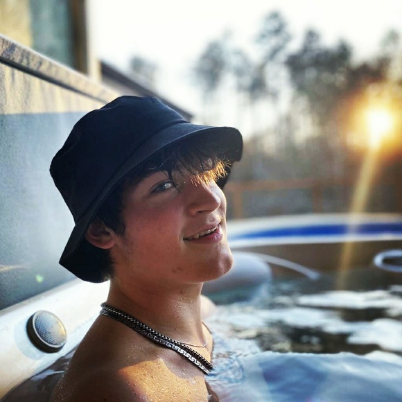 Ian Bergroschtje - Poshmark Profile Picture of Ian Bergroschtje (@ianbergroschtje) on Poshmark