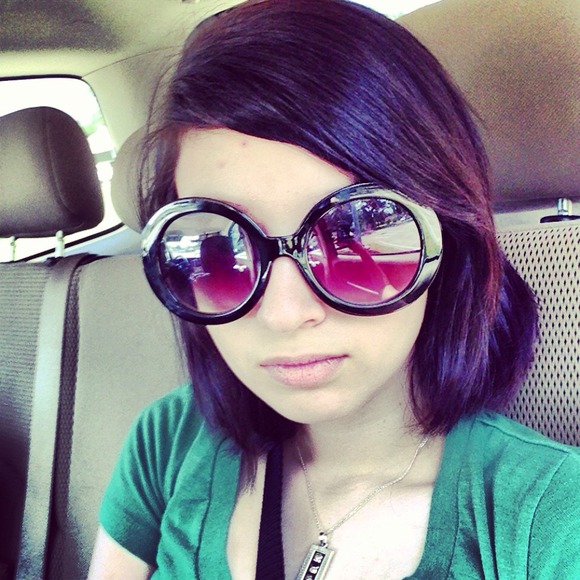 Profile Picture of Hayley Drounette (@hayley_brynn_) on Poshmark