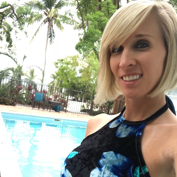 Profile Picture of Candace Drabeck (@hawkeyefierce) on Poshmark